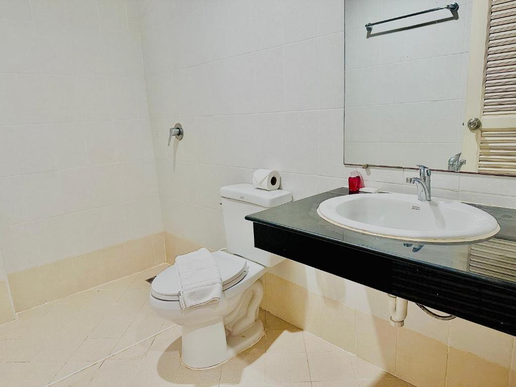 Cocoon Patong Hotel Stand room washroom