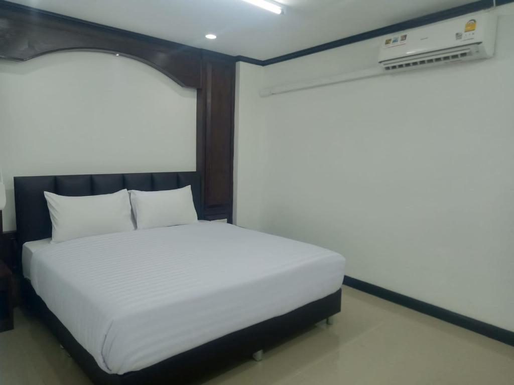 Cocoon Sansabai Standard Double Room
